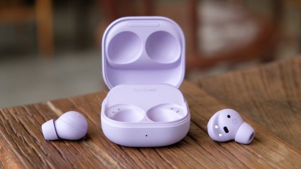 Samsung Galaxy Buds2 next to case