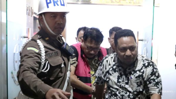 Mantan pejabat Mahkamah Agung (MA) Zarof Ricar mengenakan rompi tahanan usai menjalani pemeriksaan terkait kasus suap vonis bebas terdakwa pembunuhan Gregorius Ronald Tannur di Gedung Kejaksaan Agung, Jakarta, Jumat (25/10/2024) malam. Kejakaaan Agung resmi menetapkan mantan pejabat Mahkamah Agung Zarof Ricar dan mengamakan barang bukti sebesar Rp920.912.303.714 serta emas batangan seberat 51 Kg terkait kasus dugaan suap kasus vonis bebas terdakwa pembunuhan Gregorius Ronald Tannur di PN Surabaya. TRIBUNNEWS/IRWAN RISMAWAN