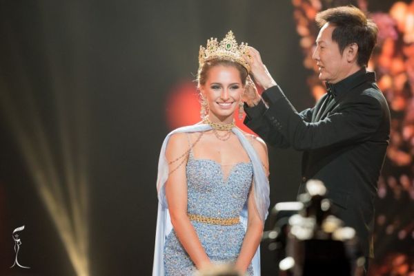 Claire Elizabeth Parker crowned by Miss Grand Internationals President Nawat Itsaragrisil. Photo from Miss Grand Internationals Facebook