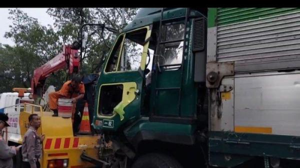 menabrak sejumlah mobil dan motor