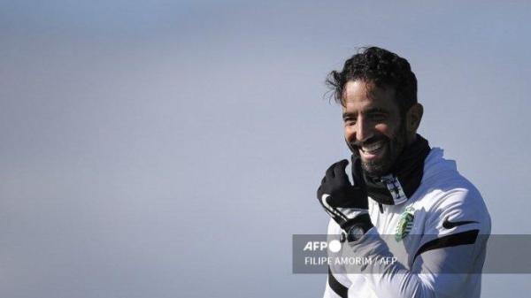 Pelatih Portugal Sporting Lisbon Ruben Amorim tertawa selama sesi latihan di tempat latihan Akademi Cristiano Ronaldo di Alcochete dekat Lisbon pada 14 Februari 2022, pada malam pertandingan sepak bola Liga Champions UEFA antara Sporting Portugal dan Manchester City.