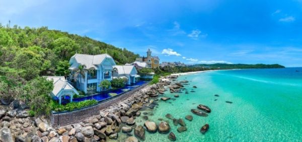 The colour of water on the southern beaches in Phu Quoc turn to emerald during winter.