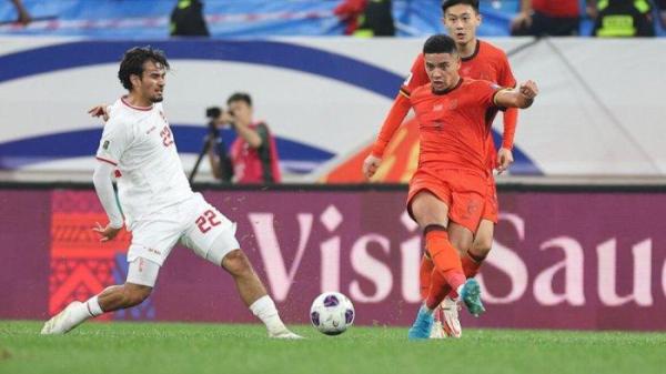 Pemain Timnas Indonesia, Nathan Tjoe-A-on menghadang pergerakan bek China, Jiang Guangtai di laga Kualifikasi Piala Dunia 2026 di Qingdao Youth Stadium, China, 15 Oktober 2024.