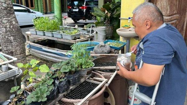 Arif (50) petani urban farming dengan metode hidroponik dan aquaponik saat ditemui di rumahnya kawasan Tosaren, Pesantren, Kota Kediri, Jawa Timur, Rabu (23/10/2024).