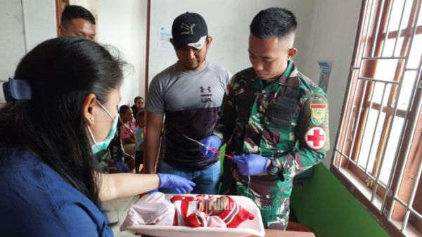 TRIBUNNEWS.COM, PAPUA - Upaya pencegahan Stunting terus dilakukan Satgas Yonif Raider 142/KJ melalui Pos Karubaga dengan melakukan pemeriksaan kesehatan, gizi dan tumbuh kembang anak, bertempat di Jalan Kogome, Distrik Karubaga, Kabupaten Tolikara, Provinsi Papua Pegunungan, Rabu (18/01/2023). //PUSPEN TNI