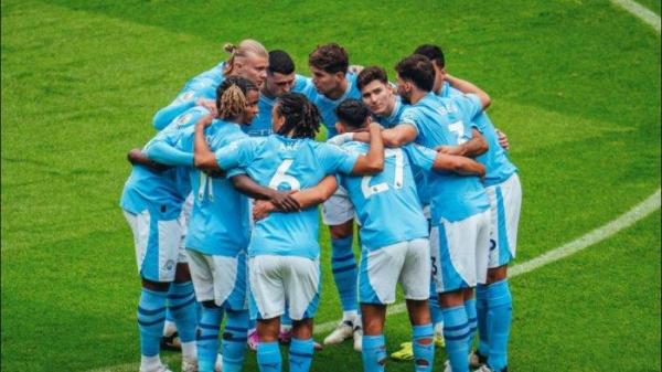 Pemain Manchester City berkumpul bersama sebelum memulai pertandingan.