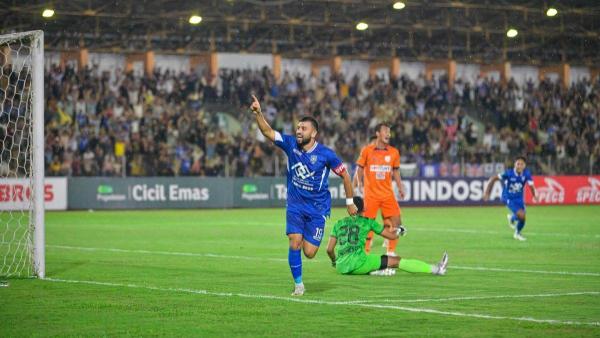 Aksi selebrasi gelandang serang PSPS Riau, Omid Popalzay.