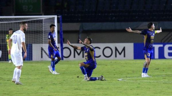 Pemain Persib Bandung, Tyronne Gustavo Ramos melakukan selebrasi seusai mencetak gol ke gawang Lion City Sailors pada laga lanjutan AFC Champions League Two (ACL 2) 2024, di Stadion Si Jalak Harupat, Kabupaten Bandung, Kamis (24/10/2024).