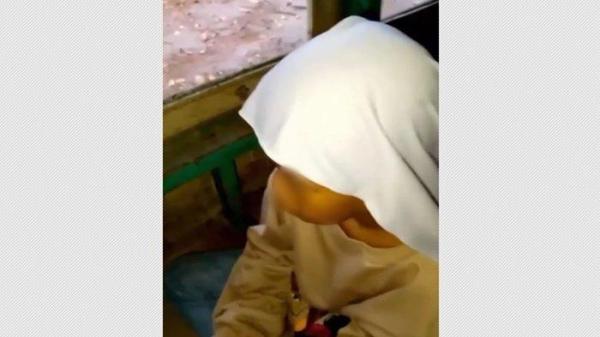 Perbuatan guru menggunduli rambut siswi di Cianjur karena diduga banyak kutu membuat sang anak menangis terseduh-seduh setelah pulang sekolah, orangtua minta pertangungjawaban