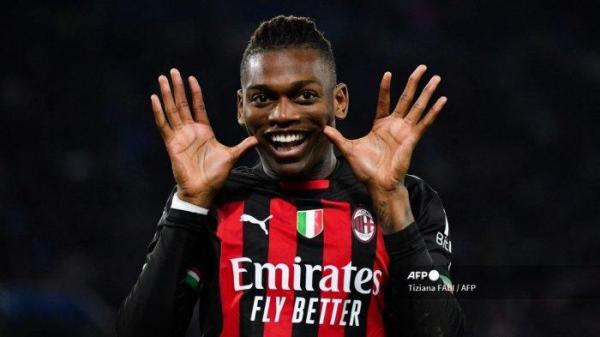 Penyerang AC Milan asal Portugal Rafael Leao merayakan setelah membuka skor selama pertandingan sepak bola Serie A Italia antara SSC Napoli dan AC Milan pada 2 April 2023 di stadion Diego-Maradona di Naples.