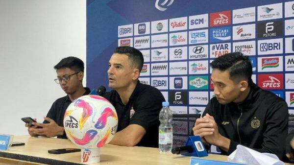 Carlos Pena (tengah) dalam konferensi pers usai pertandingan di Stadion Pakansari, Bogor, Jawa Barat, Rabu (6/11/2024)