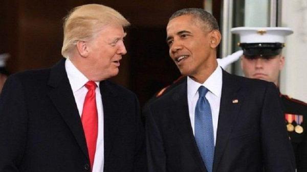 PRESIDEN AS Donald Trump berbicara dengan pendahulunya mantan presiden Barack Obama di hari pelantikan 20 Januari 2017.