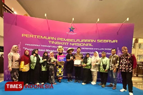 Menerima-penghargaan-bersama-Perpustakaan-lainnya-2.jpg