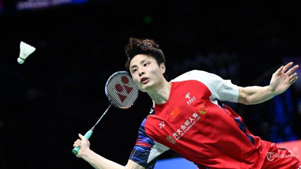 Shi Yuqi dari Tiongkok kembali melawan Anthony Sinisuka Ginting dari Indonesia pada final tunggal putra turnamen bulu tangkis Piala Thomas dan Uber di Chengdu, di provinsi Sichuan barat daya Tiongkok pada 5 Mei 2024. (WANG Zhao / AFP)