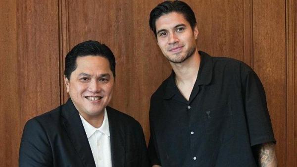 Ketum PSSI Erick Thohir sedang berjabat tangan dengan calon pemain naturalisasi Timnas Indonesia Kevin Diks, Sabtu (12/10/2024).