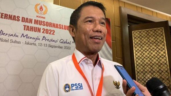 Sekjen PSSI, Yunus Nusi saat diwawancarai awak media.