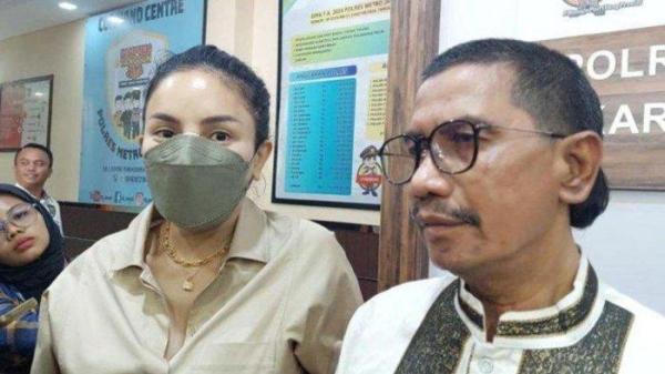 Nikita Mirzani dan kuasa hukumnya, Fahmi Bachmid. Kasus Lolly dijemput paksa Nikita Mirzani sempat menggegerkan publik. Setelah ramai huru-hara penjemputan paksa, kabar Lolly kini terungkap.