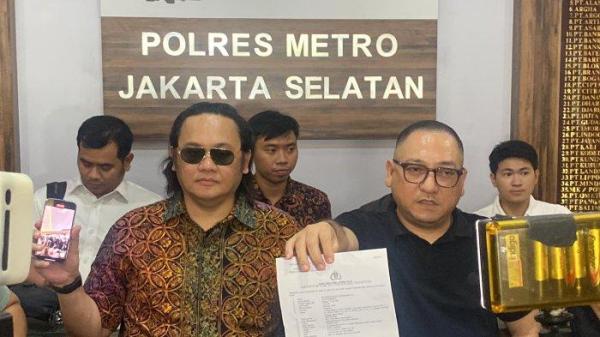 Farhat Abbas dan kuasa hukumnya, Krisna Murti memamerkan laporan polisinya terhadap Denny Sumargo di Polres Metro Jakarta Selatan, Kamis (7/11/2024).
 