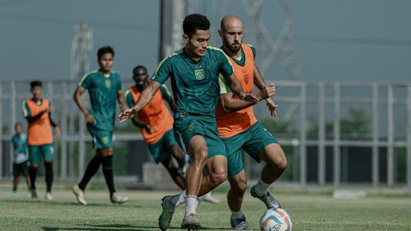 Mikael Tata mempertahankan bola dari rebutan Muhammed Rashid dalam sesi latihan game.