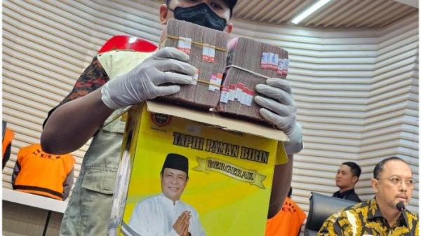 KPK menetapkan Gubernur Kalimantan Selatan Sahbirin Noor sebagai tersangka.