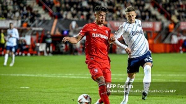 Bek FC Twente Mees Hilgers dan gelandang Fenerbahce Sebastian Szymanski bermain selama pertandingan antara Twente dan Fenerbahce di Grolsch Veste untuk Liga Eropa UEFA - Fase Liga - Pertandingan ke-2 musim 2024-2025 di Enschede, Belanda, pada 3 Oktober 2024. (Foto oleh Stefan Koops / EYE4images) (Foto oleh EYE4images/NurPhoto)