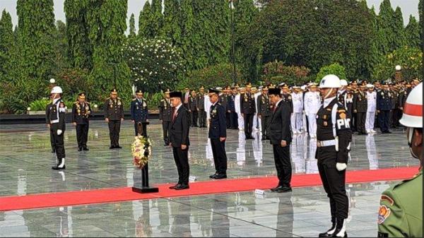 Wakil Presiden Gibran Rakabuming Raka menjadi Inspektur Upacara Peringatan Hari Pahlawan 2024 di Taman Makam Pahlawan Nasional Utama (TMPNU), Kalibata, Jakarta pada Minggu (10/11/2024).