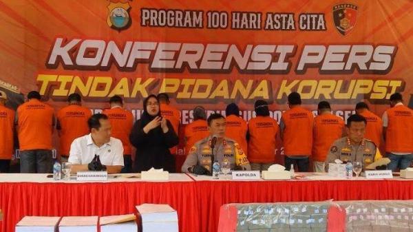 Kapolda Sulsel Irjen Pol Yudhiawan didampingi Dirkrimsus Kombes Pol Dedi Supriyadi saat konferensi pers di Mapolda Sulsel Jl Perintis Kemerdekaan, Makassar, Selasa (12/11/2024) siang.