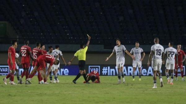 Wasit memberi kartu kuning kepada pemain Persib Bandung saat melawan Borneo FC pada pertandingan Piala Presiden 2024 di Stadion Si Jalak Harupat, Soreang, Kabupaten Bandung, Senin (22/7/2024). Kedua tim akan bertemu lagi pada Jumat (22/11/2024).