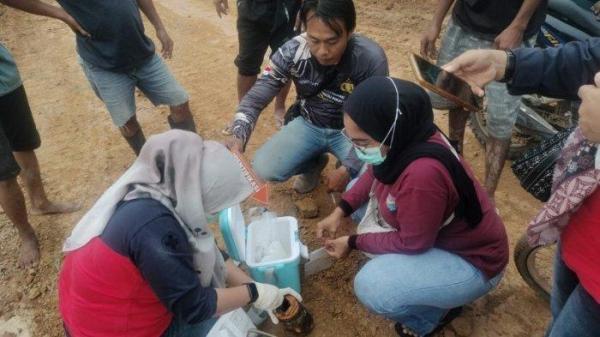 Delapan orang warga Suku Anak Dalam (SAD) keracunan massal setelah makan madu di hutan. Tiga bocah Suku Anak Dalam meninggal. Peristiwa itu terjadi pada Selasa (12/11/2024) kemarin di Dusun Sentano, Desa Balai Rajo, Kecamatan VII Koto Ilir, Kabupaten Tebo.