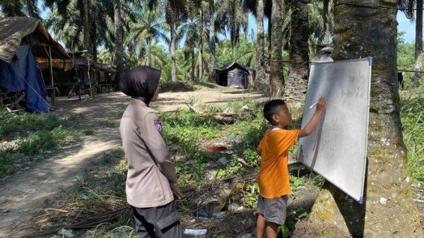 Bripda Nia Kurnia, perempuan Suku Anak Dalam yang menjadi polisi wanita (polwan).