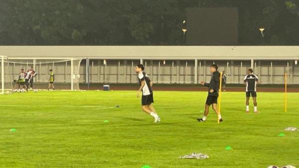 Kevin Diks sudah bergabung dalam sesi latihan Timnas Indonesia di Stadion Madya, Senayan, Jakarta, Selasa (12/11/2024) (TRIBUNNEWS/Alfarizy)