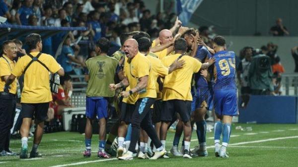 Pelatih Persib, Bojan Hodak merayakan gol ke gawang Lion City Sailors di Stadion Jalan Besar Singapura, Kamis, 7 November 2024