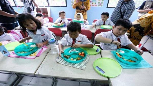 Ilustrasi anak sekolah antusias menyantap makan bergizi gratis.