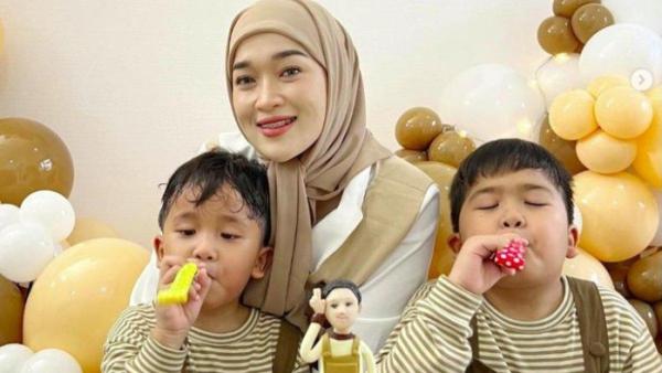 Ririe Fairus dan anak-anaknya