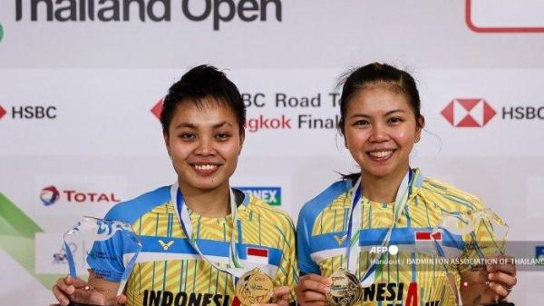 Apriyani Rahayu (Kiri) dan Greysia Polii berpose dengan medali emas mereka di podium setelah mengalahkan Rawinda Prajongjai dan Jongkolphan Kititharakul dari Thailand dalam pertandingan final ganda putri mereka di Turnamen bulutangkis Yonex Thailand Open di Bangkok.