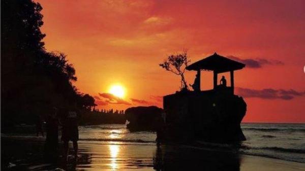 Keindahan sunset atau senja di Pantai Karang Bolong, Anyer/Cinangka.