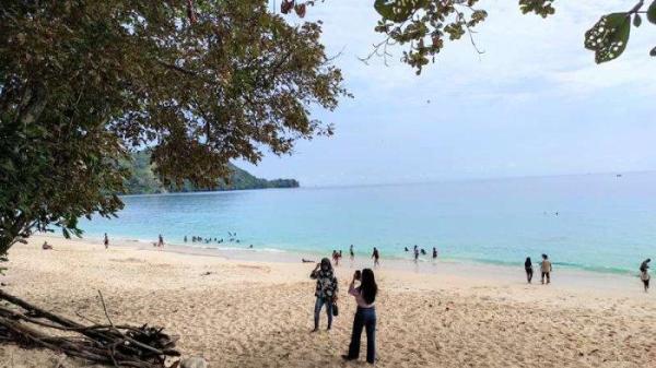 Pantai Paal Likupang jadi primadona wisatawan mancanegara maupun lokal. Pantai Paal berada di jantung Kawasan Ekonomi Khusus (KEK) Pariwisata Likupang, Minahasa Utara, Sulut.