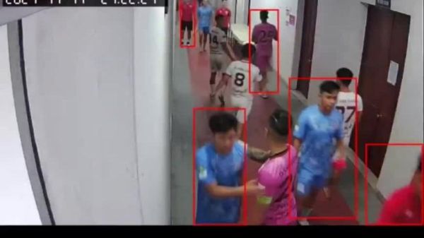 First-class players fight in the tunnel of Thong Nhat Stadium