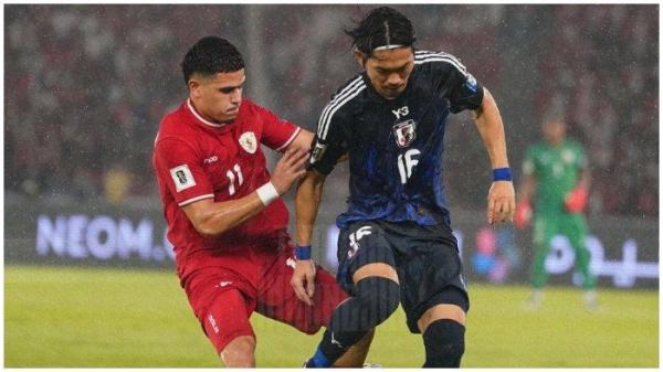 Pemain Timnas Indonesia, Ragnar Oratmangoen, berduel dengan pemain Jepang di Kualifikasi Piala Dunia 2026, Jumat (15/11/2024).