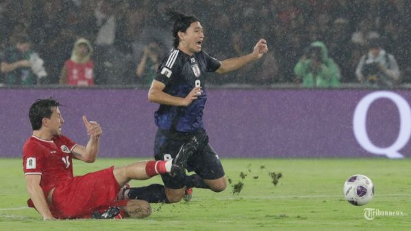 Pesepak bola Timnas Indonesia Tom Haye berebut bola dengan pesepak bola Timnas Jepang dalam laga Grup C Babak Ketiga Kualifikasi Piala Dunia 2026 di Stadion Utama Gelora Bung Karno, Senayan, Jakarta, Jumat (15/11/2024). TRIBUNNEWS/IRWAN RISMAWAN