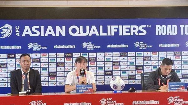 Pelatih Timnas Indonesia, Shin Tae-yong saat mengikuti sesi post match press conference di Media Center SUGBK, Senayan, Jakarta, Jumat (15/11/2024).