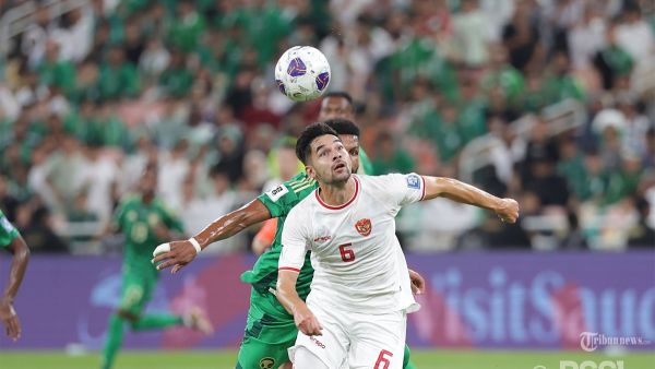 Pesepak bola Indonesia, Sandy Walsh berebut bola dengan pesepak bola Arab Saudi pada pertandingan babak ketiga Kualifikasi Piala Dunia 2026 zona Asia Grup C di Stadion King Abdullah Sports City, Jumat (6/9/2024) dini hari WIB. Timnas Indonesia berhasil menahan imbang Arab Saudi dengan skor 1-1. TRIBUNNEWS/PSSI