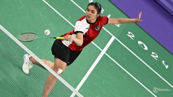 Tunggal Putri Indonesia Gregoria Mariska Tunjung melakukan pukulan melawan pemain Korea Selatan An Se-young dalam pertandingan semifinal bulu tangkis tunggal putri mereka pada Olimpiade Paris 2024 di Porte de la Chapelle Arena di Paris pada 4 Agustus 2024.