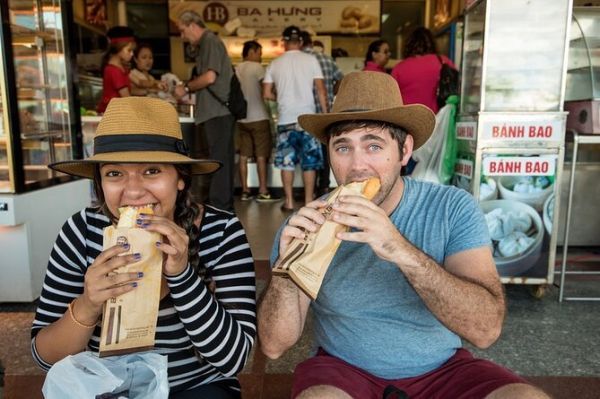 Tourists enjoy bread in Hoi An. Photo: Getyourguide