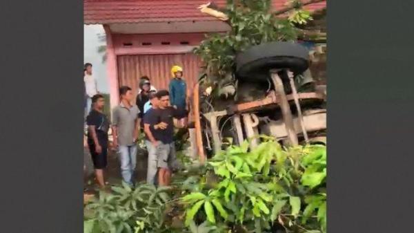 Kecelakaan truk diduga mengalami rem blong di Jalan Padang-Bukittinggi, kawasan Puncak Kiambang, Kabupaten Padang Pariaman, Provinsi Sumatera Barat (Sumbar), Minggu (17/11/2024). Sebanyak 4 korban tewas.