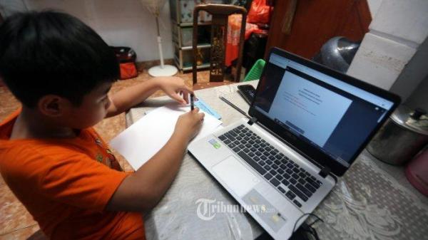 Christabel, siswa SDK Penabur, Duren Sawit, mengerjakan tugas sekolah di rumahnya di kawasan Jatinegara, Jakarta Timur, Jumat (27/3/2020). Ia menggunakan situs Google Classroom untuk menerima pelajaran dari gurunya yang juga mengajar dari rumah saat terjadinya wabah Covid-19.