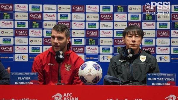 Maarten Paes dan Shin Tae-yong yang hadir di konferensi pers jelang laga lawan China, Senin (14/10/2024).