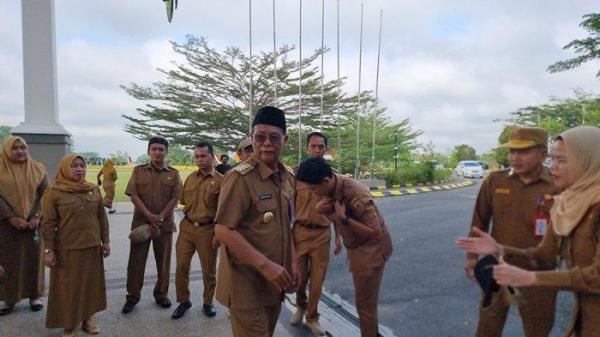 Setelah satu bulan tak terlihat, Gubernur Kalimantan Selatan Sahbirin Noor akhirnya kembali muncur ke publik. Paman Birin memimpin apel di halaman kantor Gubernur Kalsel, Banjarbaru pada Senin (11/11/2024) pagi.