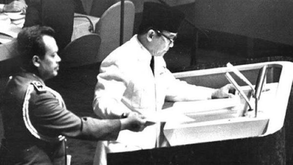 Presiden Soekarno memakai peci hitam saat berpidato di Sidang Umum ke-15 PBB di New York, AS, 30 September 1960.