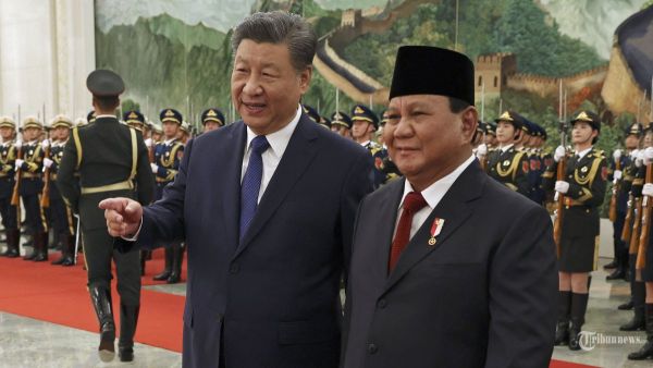 Presiden China Xi Jinping (kiri) dan Presiden Indonesia Prabowo Subianto menghadiri upacara penyambutan di Balai Agung Rakyat di Beijing pada 9 November 2024.